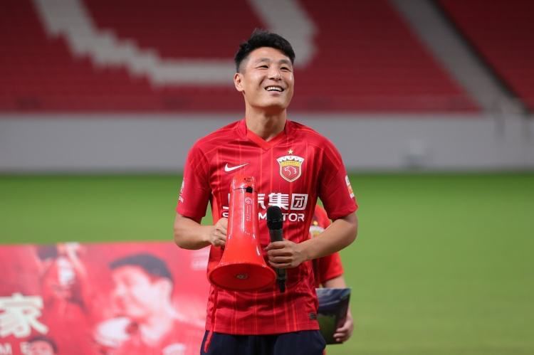 杨若晴便笑着接过长香，来到骆风棠身旁。